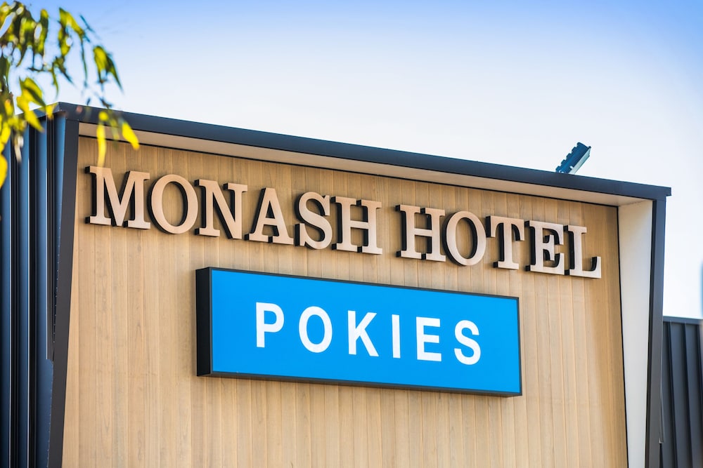 Nightcap at Monash Hotel 2/38