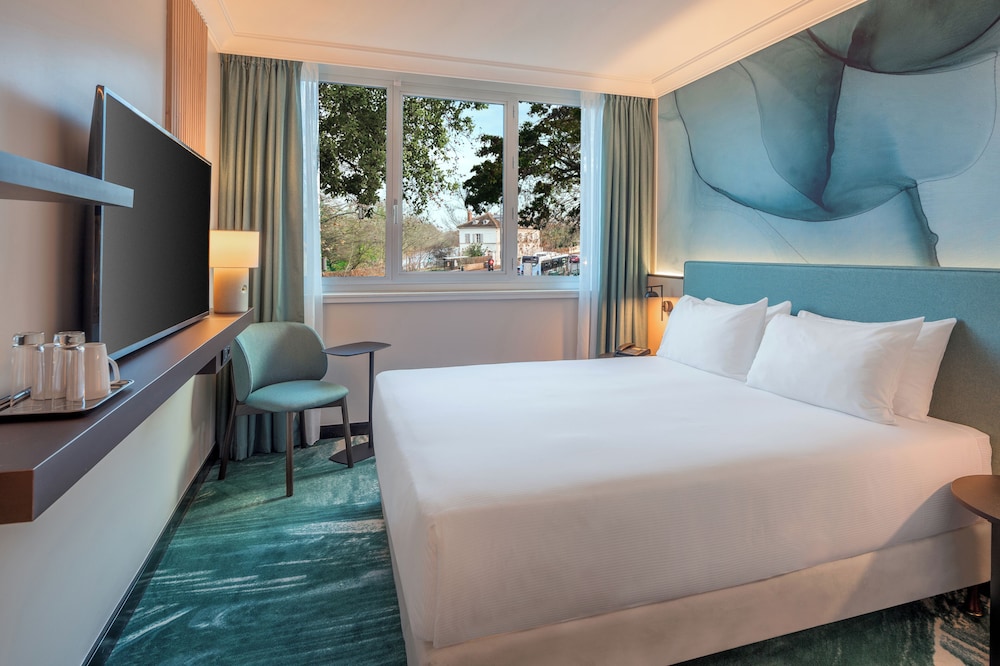 Room, King Bed, DoubleTree by Hilton Paris Bougival 3/7