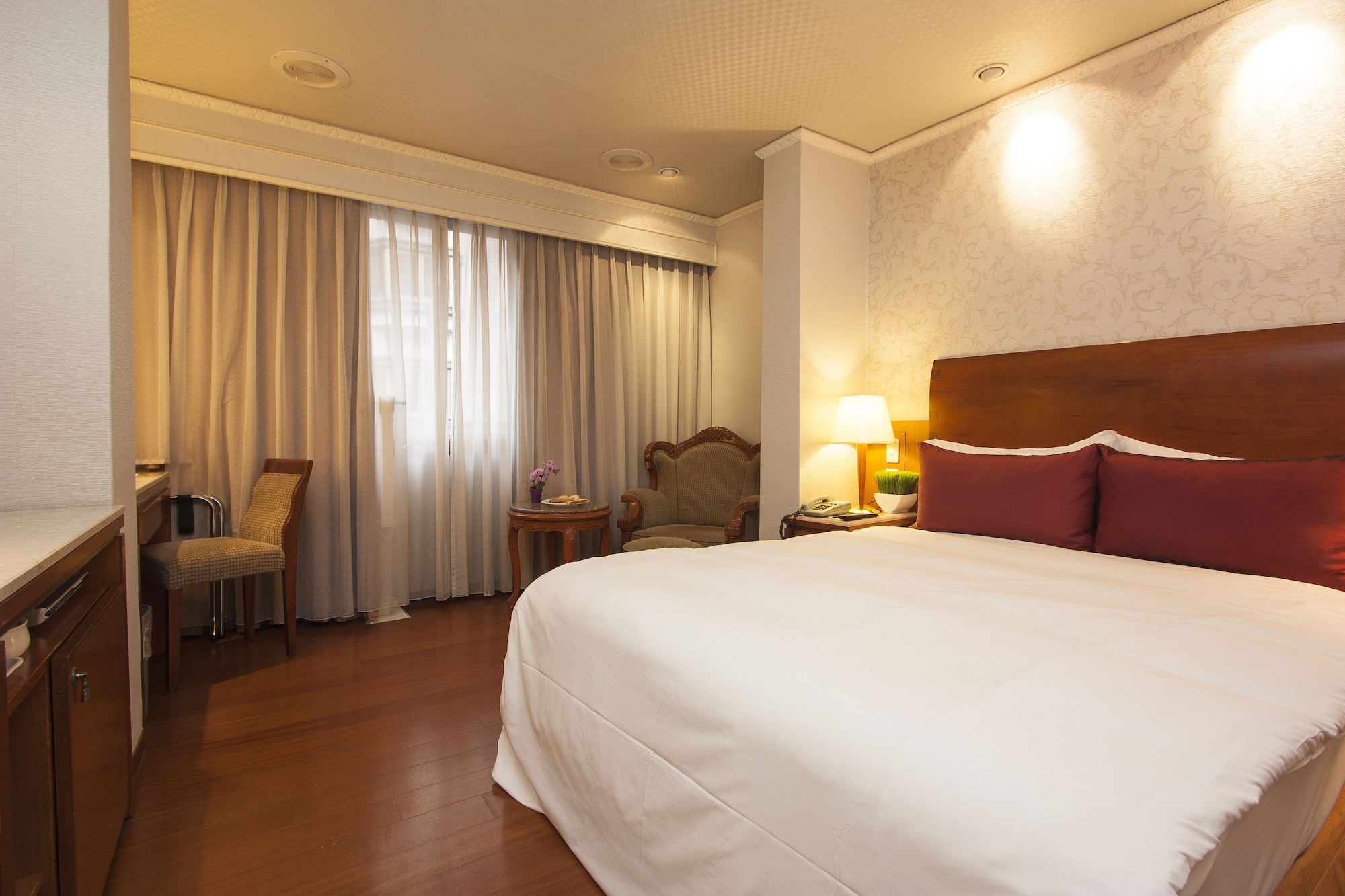 ROOM, DOUBLE BED