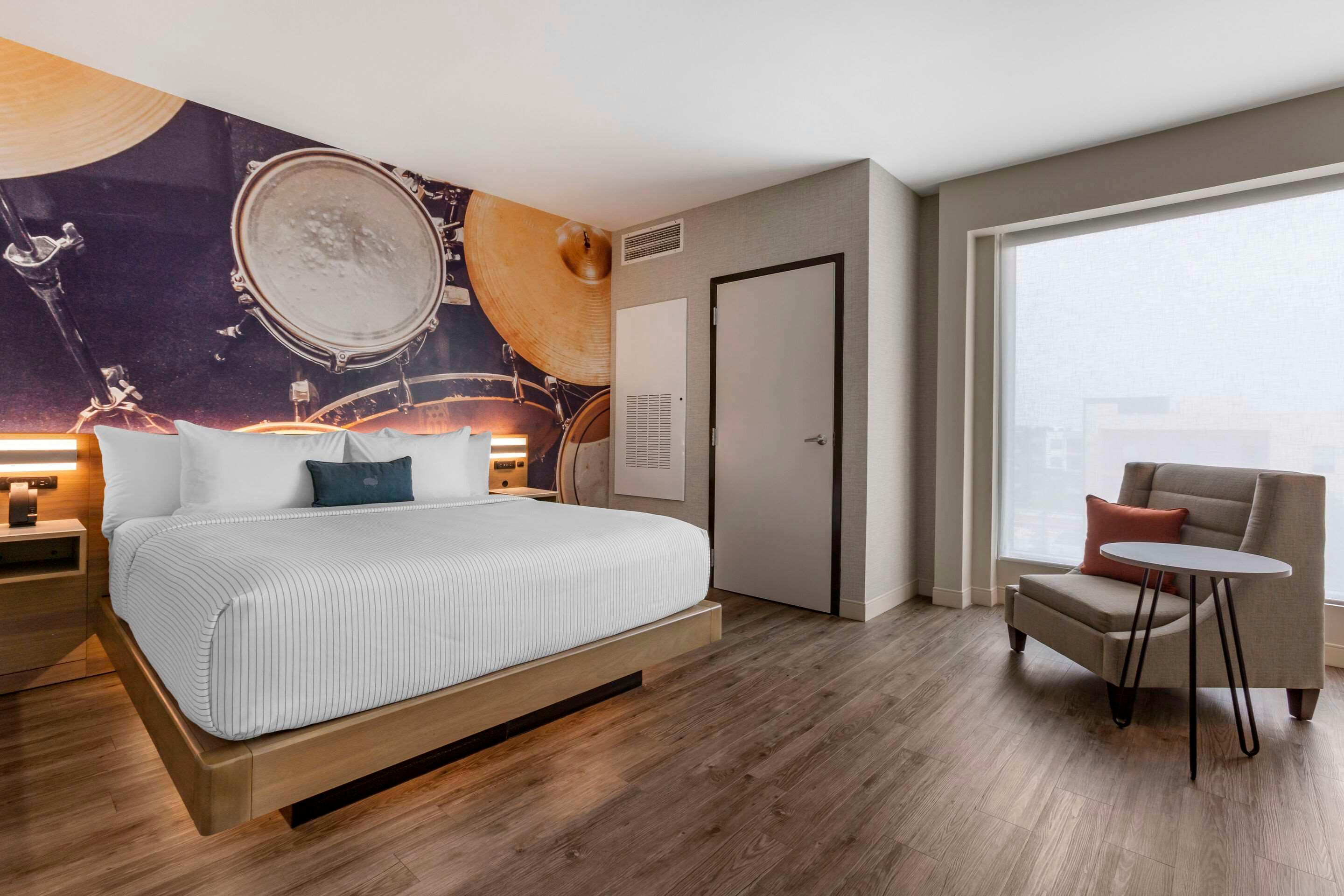 SUITE, KING BED, ACCESSIBLE