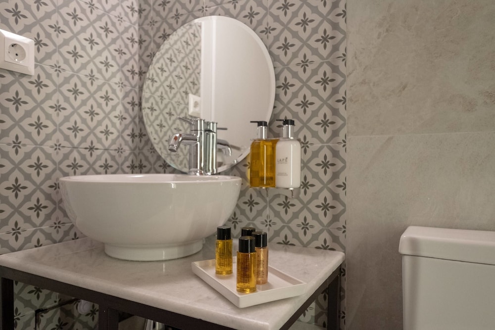 Athenian Yard Suites 50/50