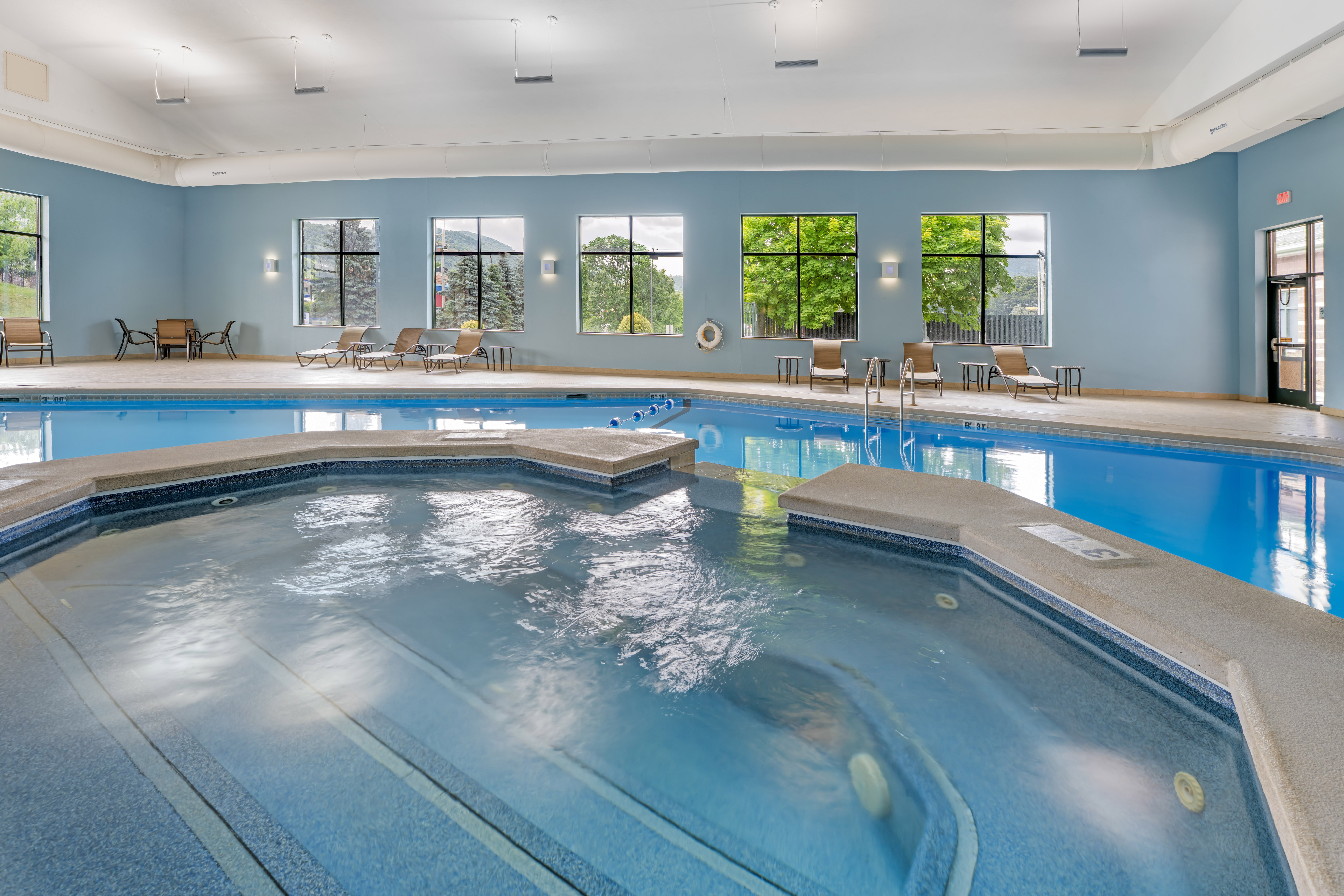 Holiday Inn Express Breezewood 37/67