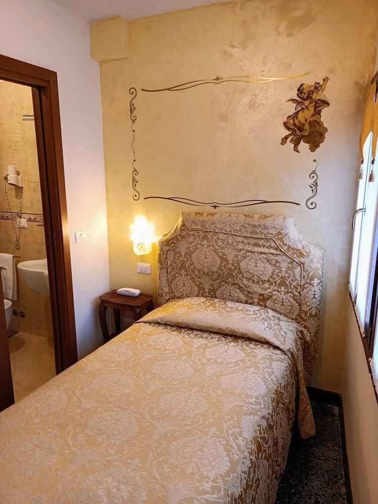 ROOM, SINGLE