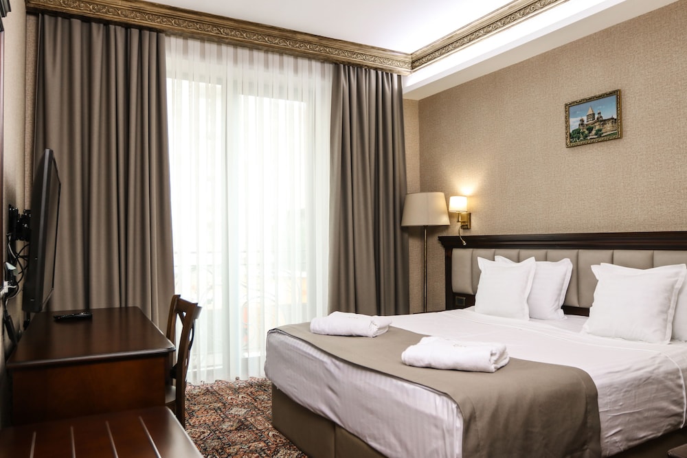 ROOM, DOUBLE BED