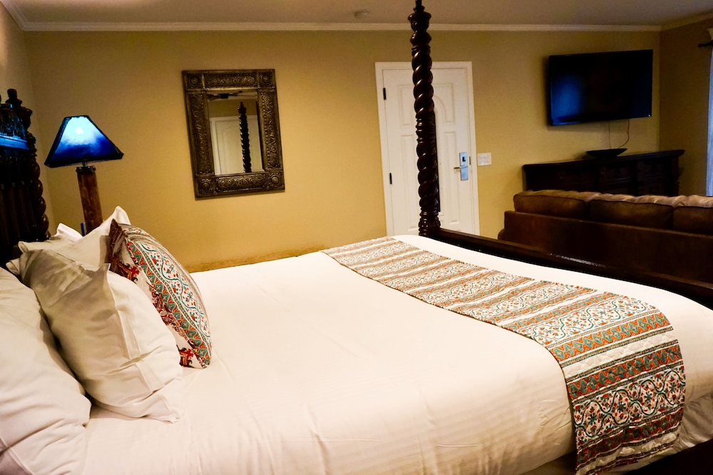 LUXURY, KING BED