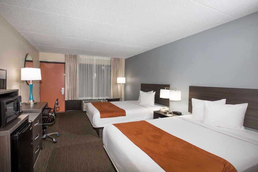 Room, Queen Bed, Exterior Entrance, Accessible