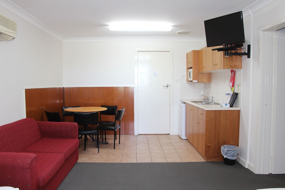 PIONEER WAY MOTEL 40/55