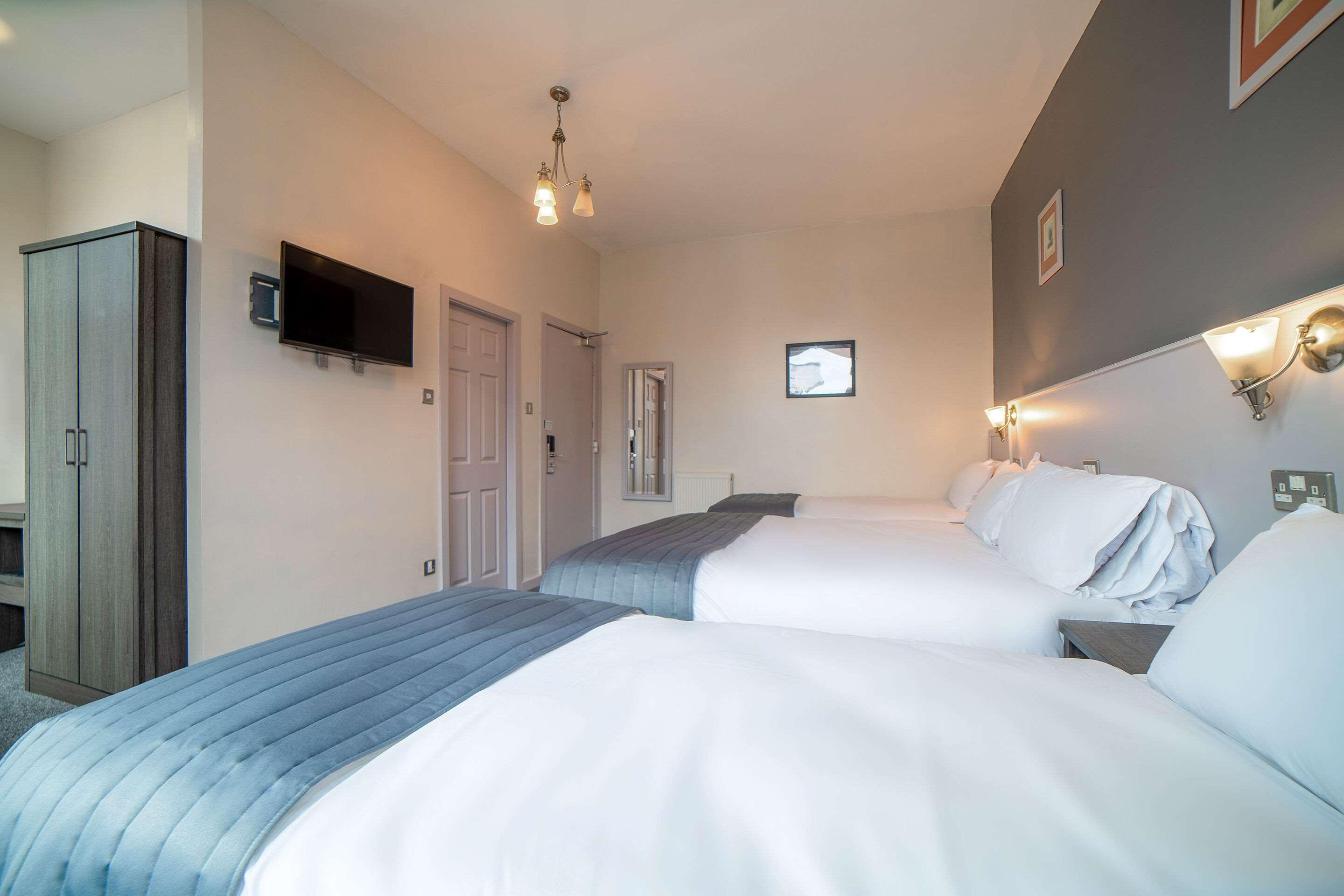 ROOM, 1 SINGLE AND 2 DOUBLE BEDS