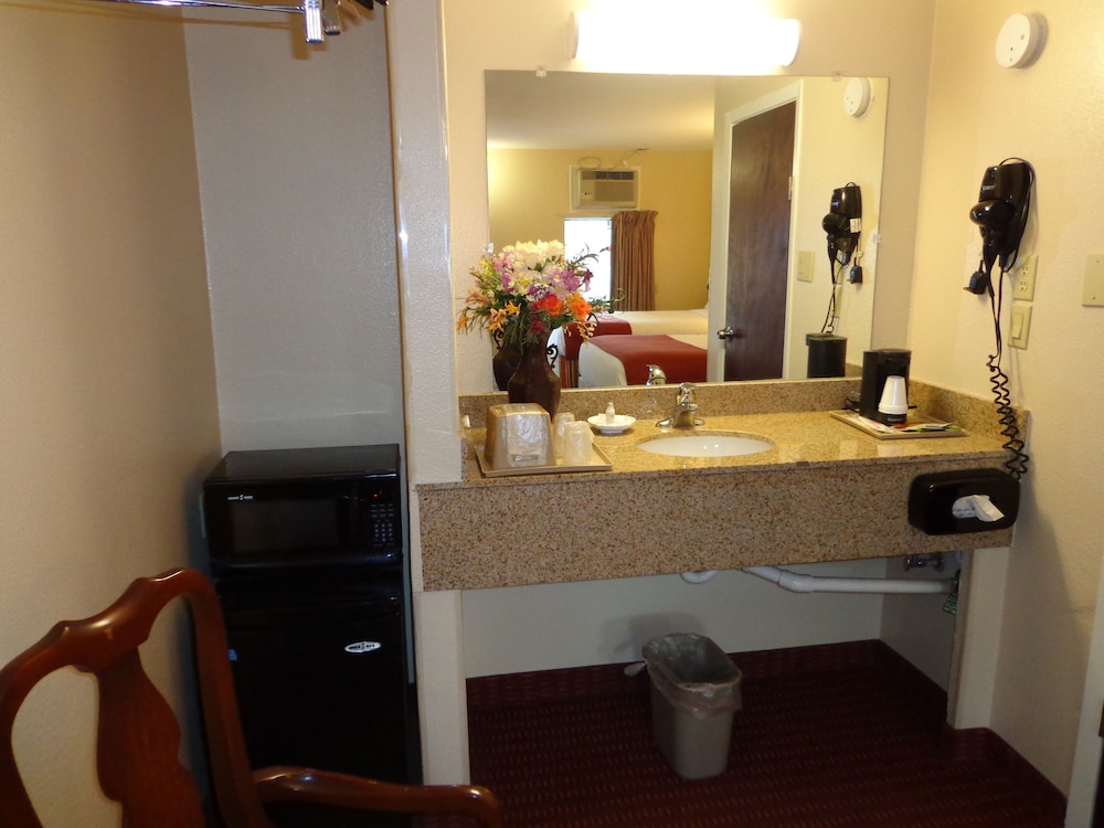 Economy Inn Express Warren 46/47