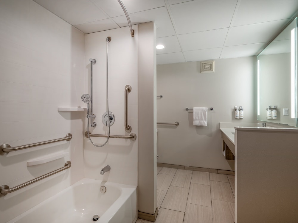 غرفة قياسية بسرير كينج مع أريكة لذوي الإعاقة، Holiday Inn Express & Suites Greensboro - (I-40 @ Wendover) 3/3