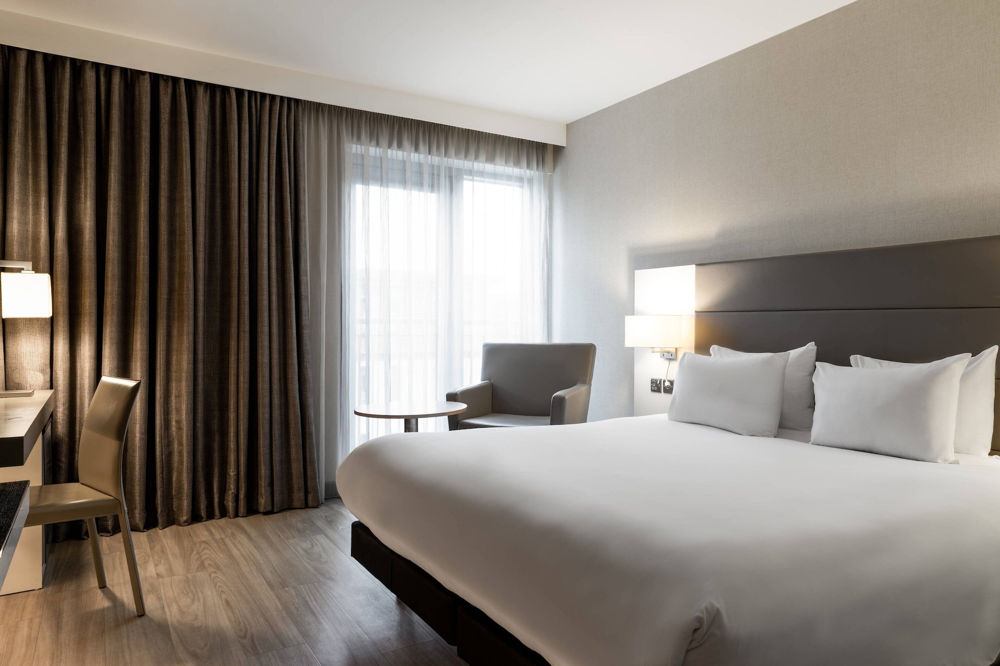 DELUXE, KING BED