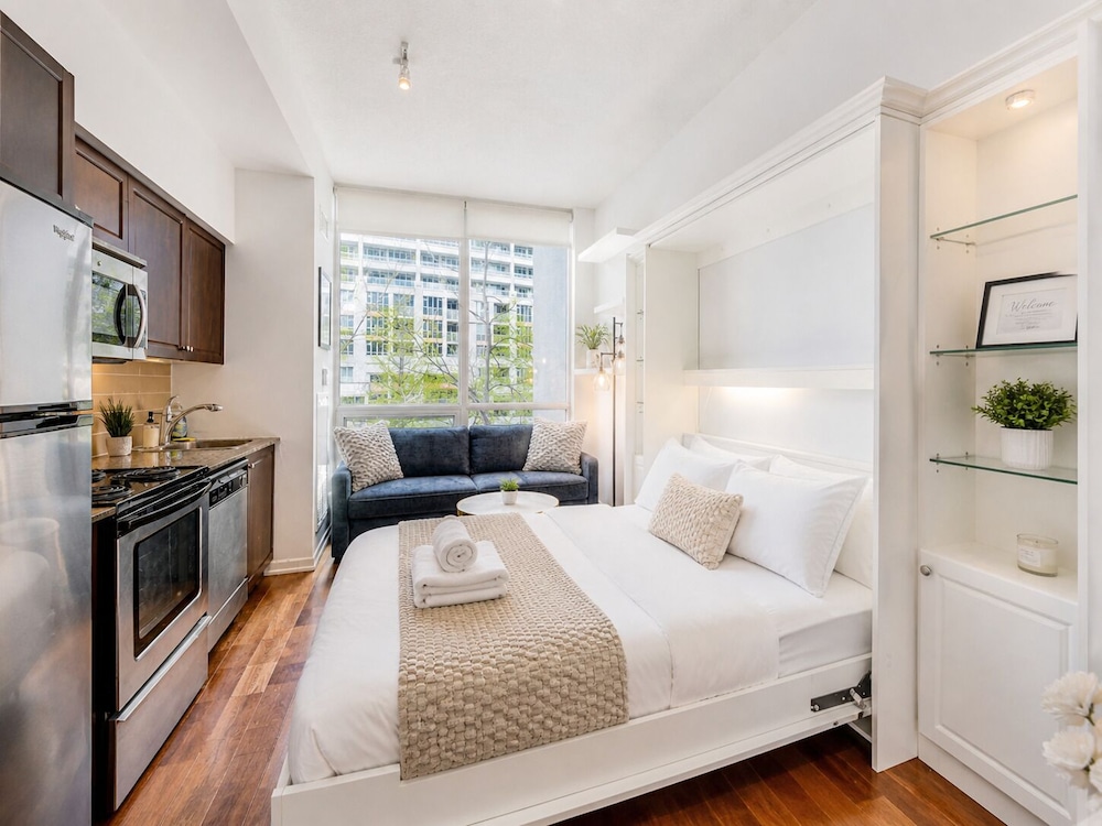 Classic, Studio, Suite, Queen Bed, City View, Private Bathroom, Sofa