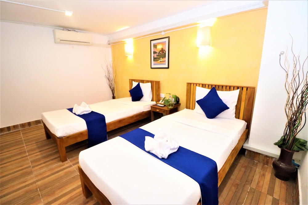 ROOM, TWIN BEDS, SHARED BATHROOM