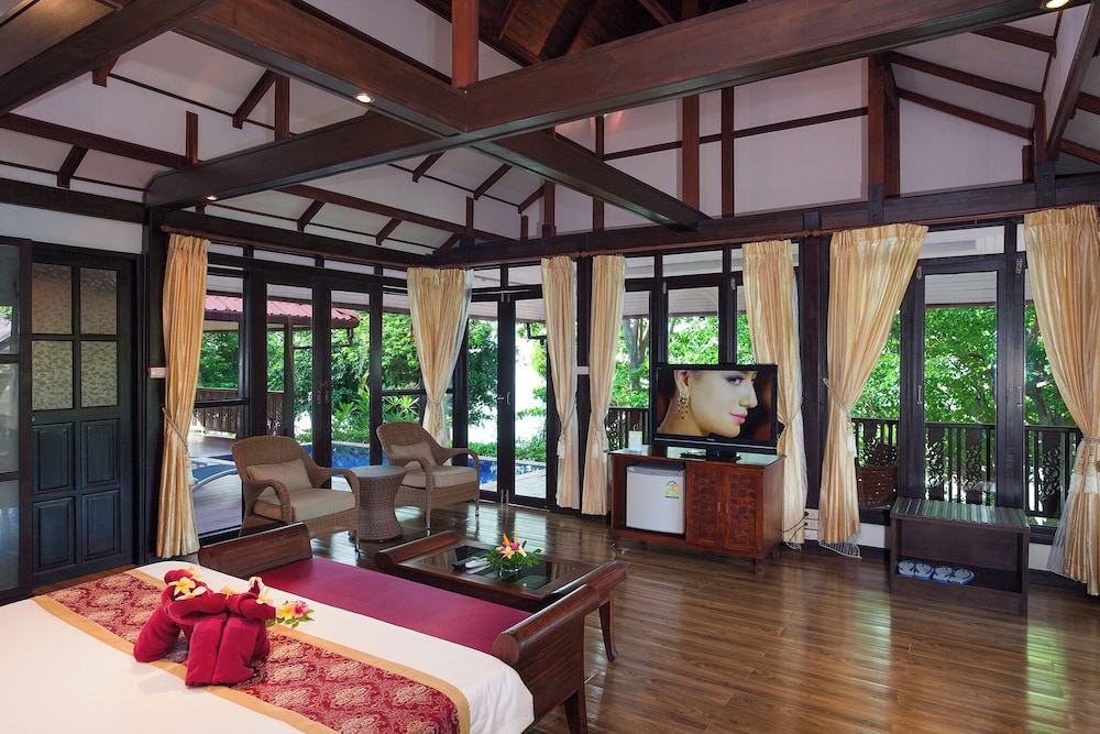2 Bedrooms, Pool, Villa, Double and Twin Beds 2/4