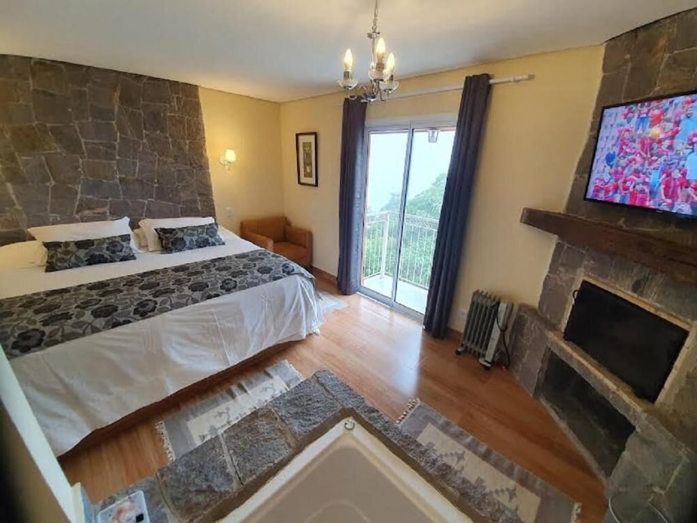 SUPERIOR, CHALET, HOT TUB