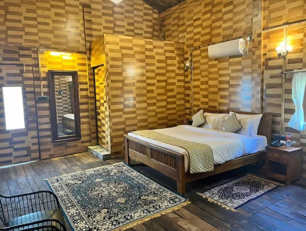 Tree House, Queen Bed, Jungle View