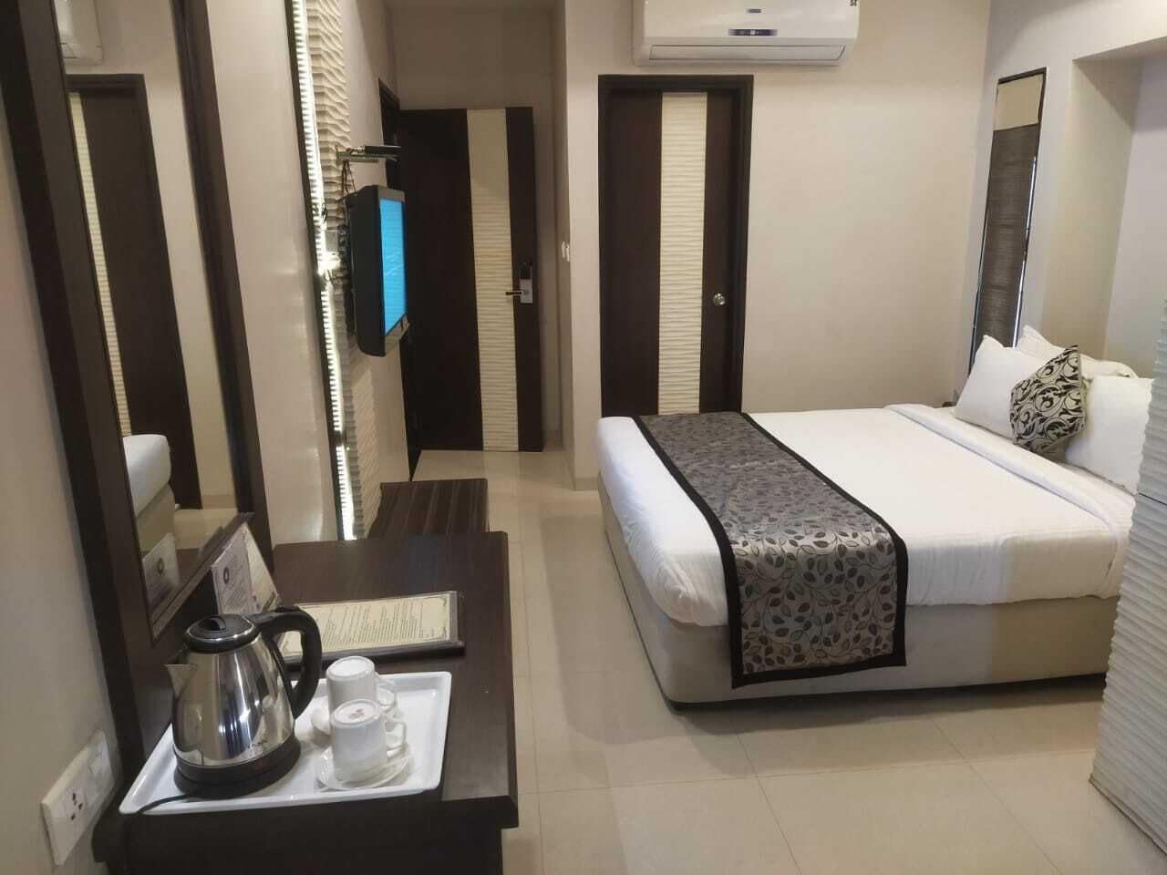 غرفة فاخرة بسرير مزدوج