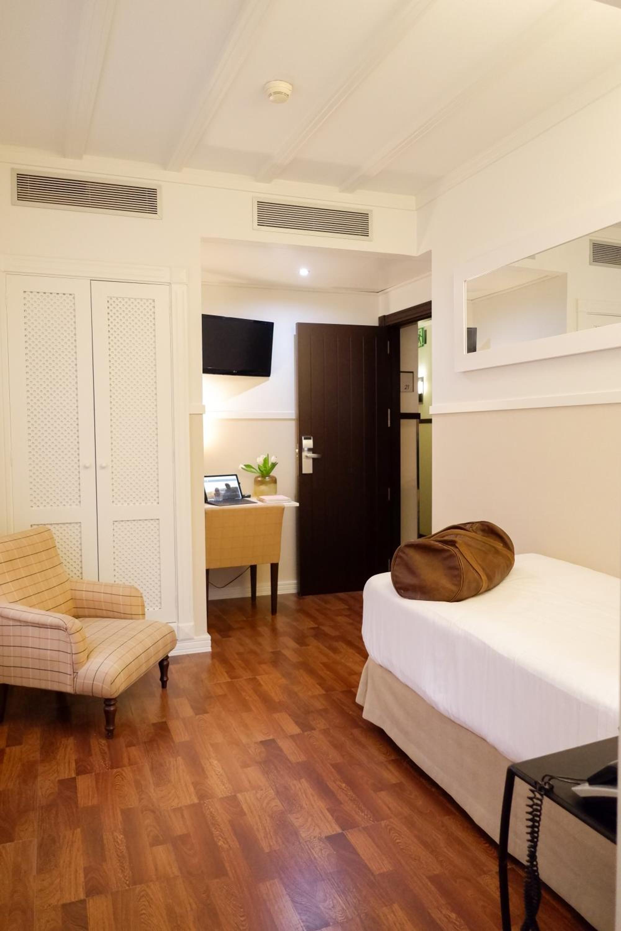 ROOM, SINGLE