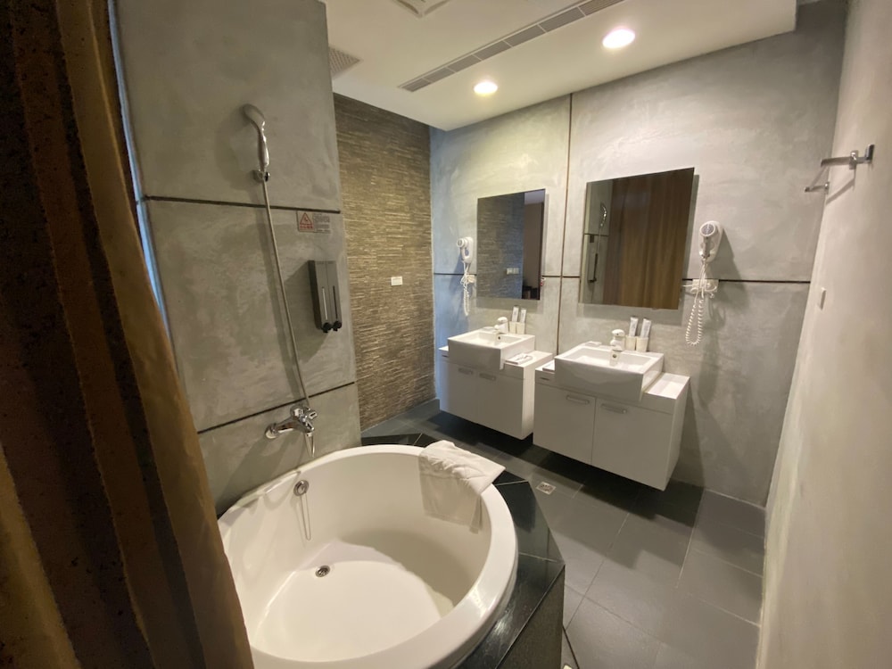 823-Tourist Hotel 55/64
