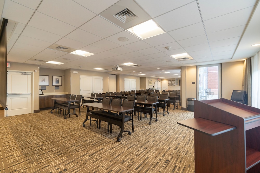 STAYBRIDGE SUITES MARQUETTE 30/82