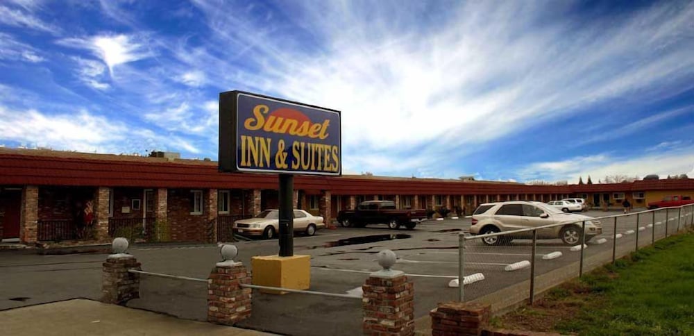 Sunset Inn and Suites 1/24