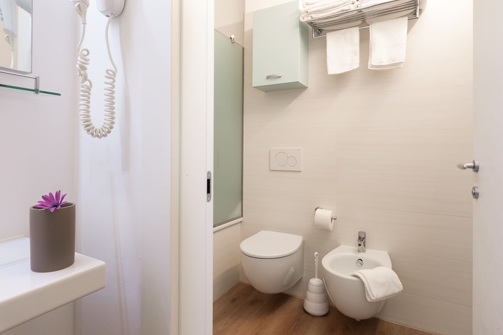 Hotel Ambassador Suite 72/73