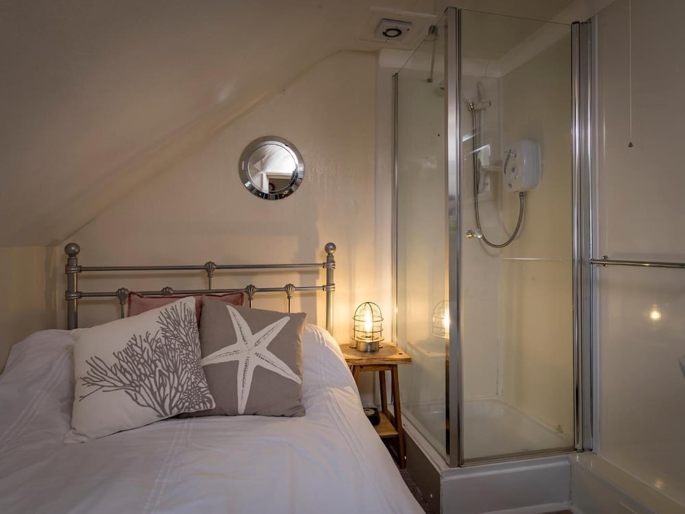 Channel View Guest House 6/44