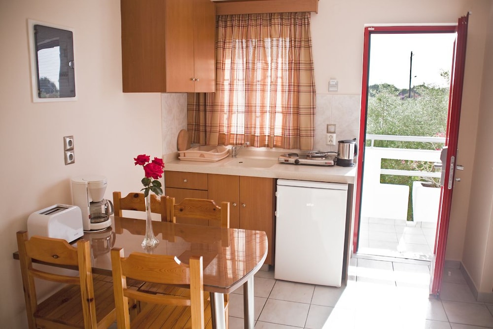 Sandys Studios Apartments And Log Villas 13/46