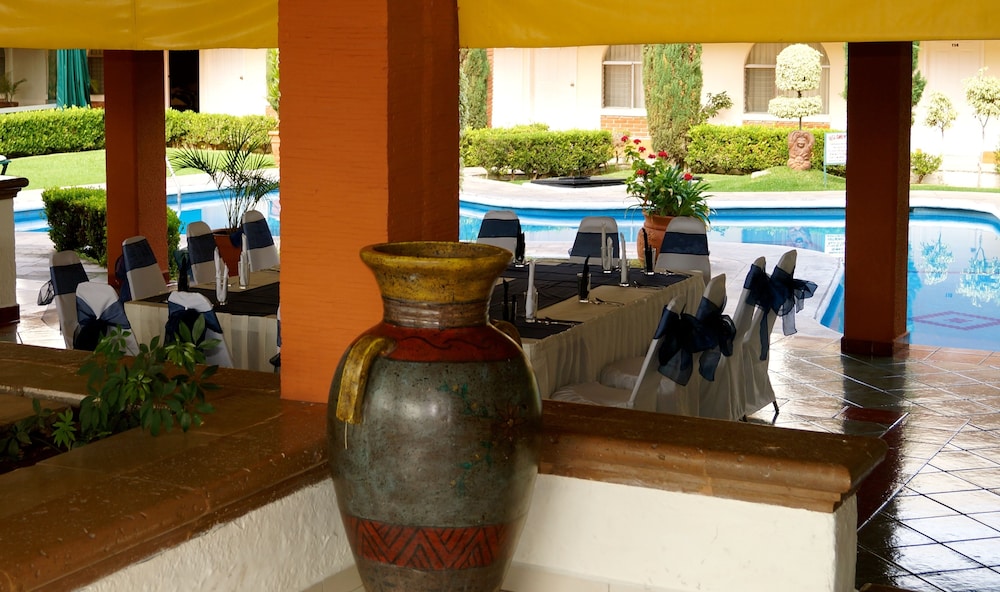 Villa del Sol and Suites 40/62