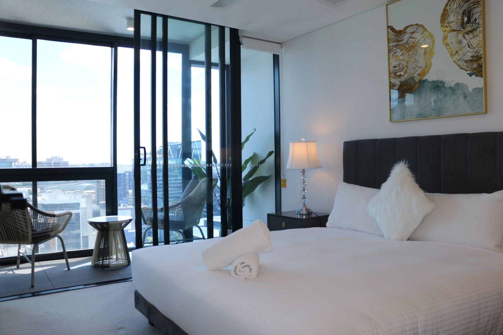 1 BEDROOM, URBAN VIEW
