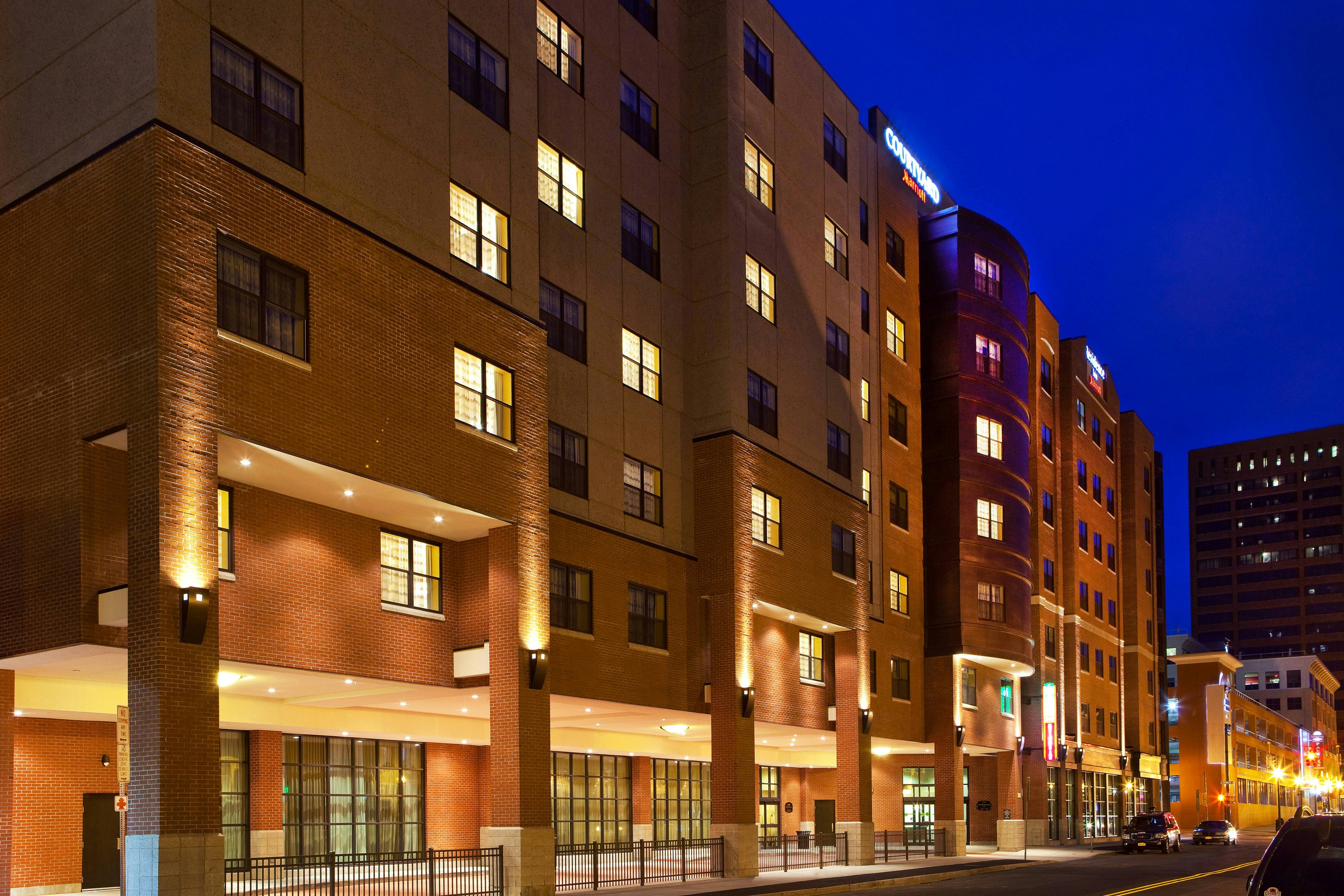 COURTYARD SYRACUSE DOWNTOWN AT ARMORY SQUARE 2/2