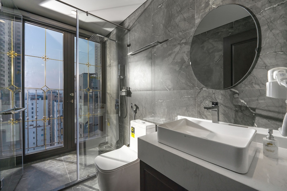 Golden Lotus Luxury Hotel Da Nang 49/50