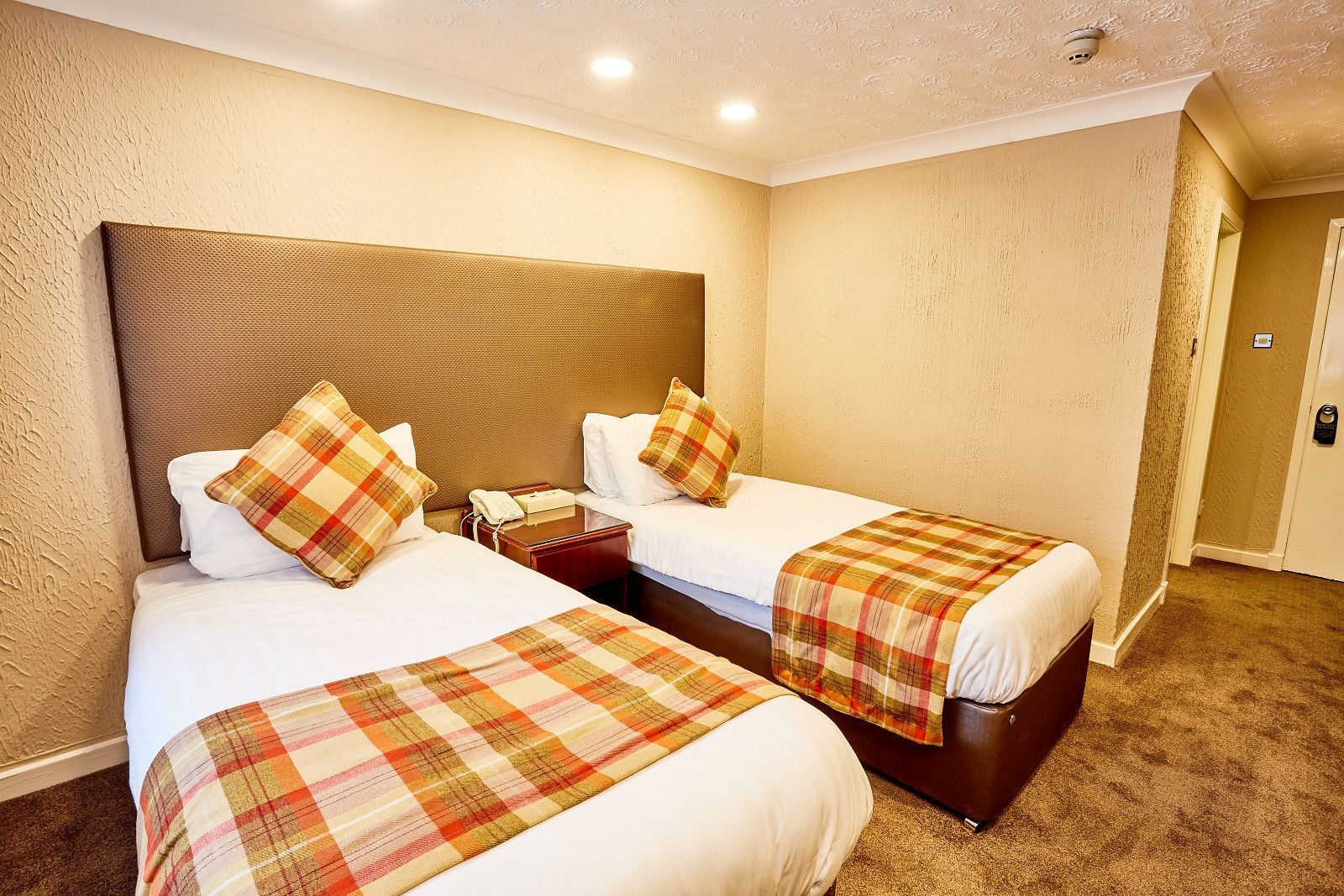 ROOM, TWIN BEDS