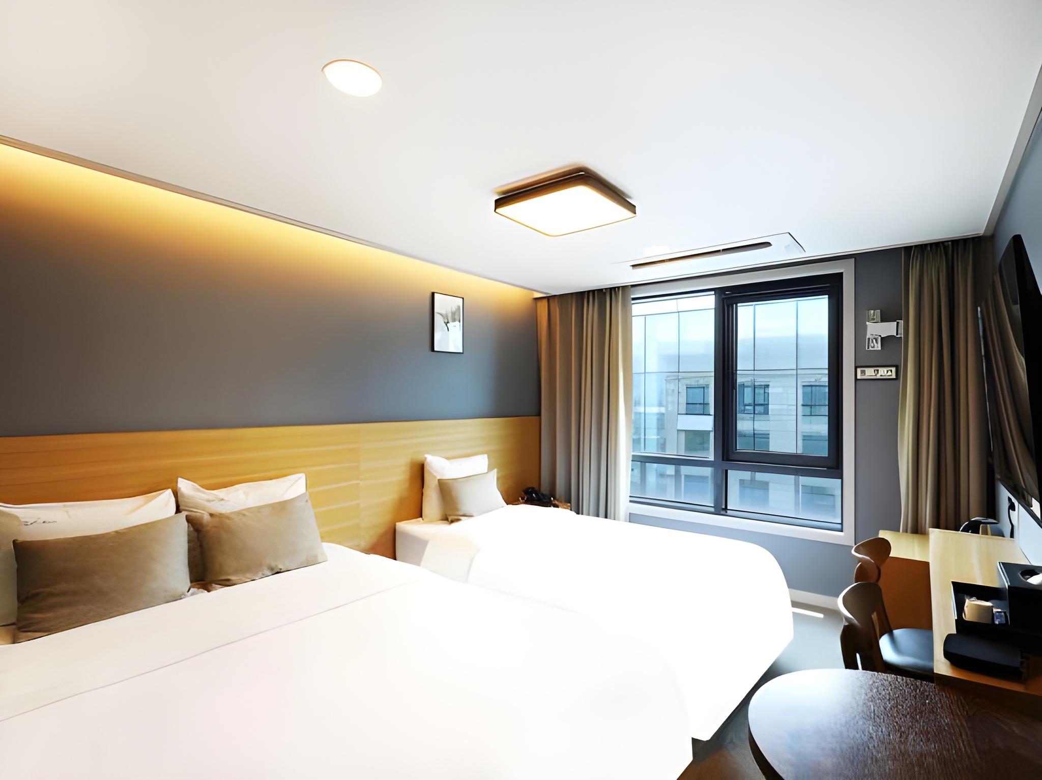 DELUXE, TWIN BEDS