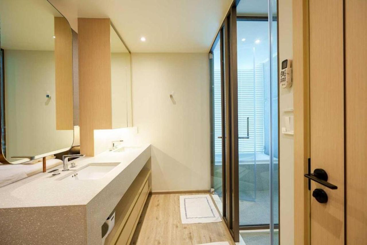 Luxury 2BR Sea View Apartment with Private Lift and Free Parking 32/34