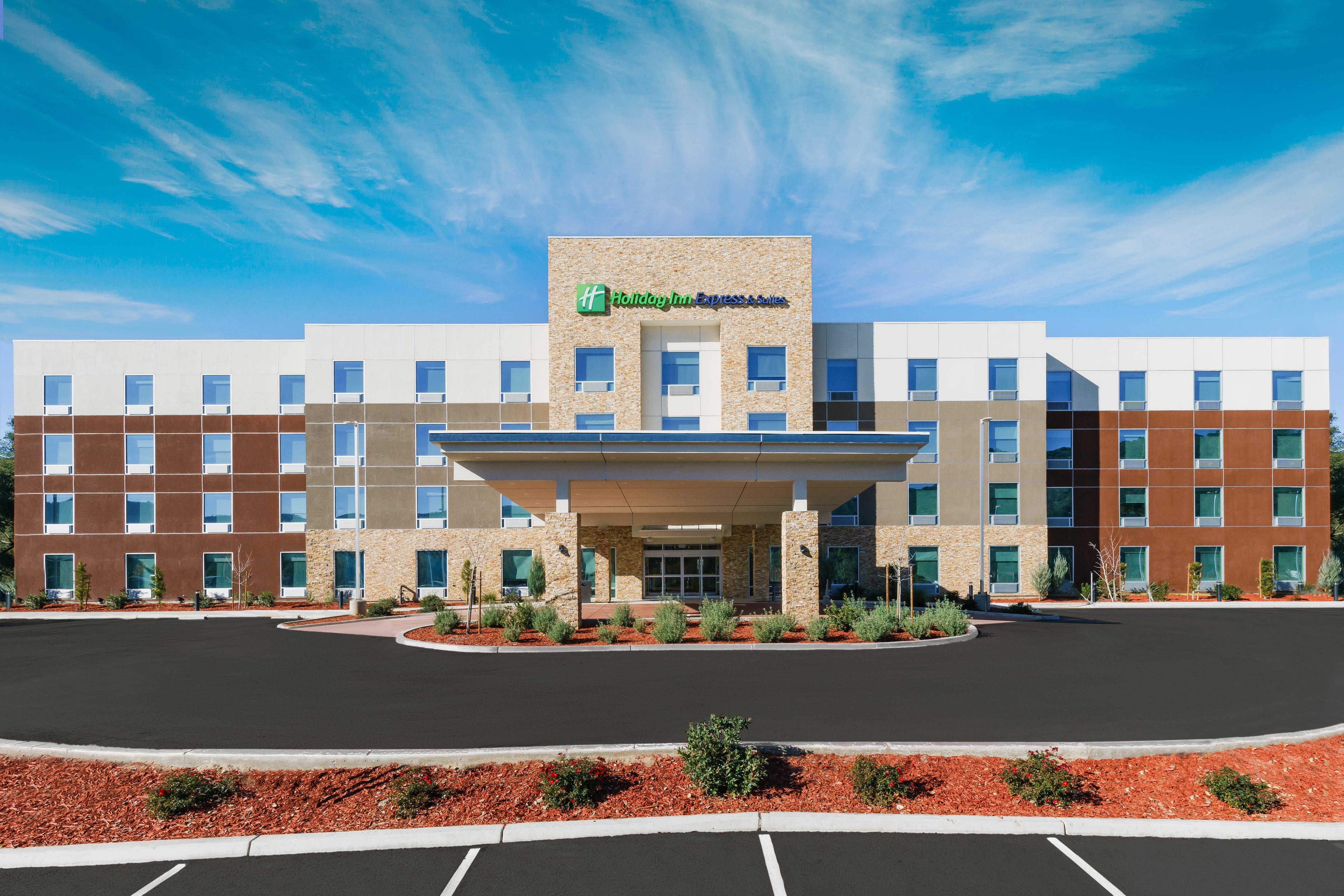 Holiday Inn Express & Suites Oakhurst Yosemite Park Area in OAKHURST - CA