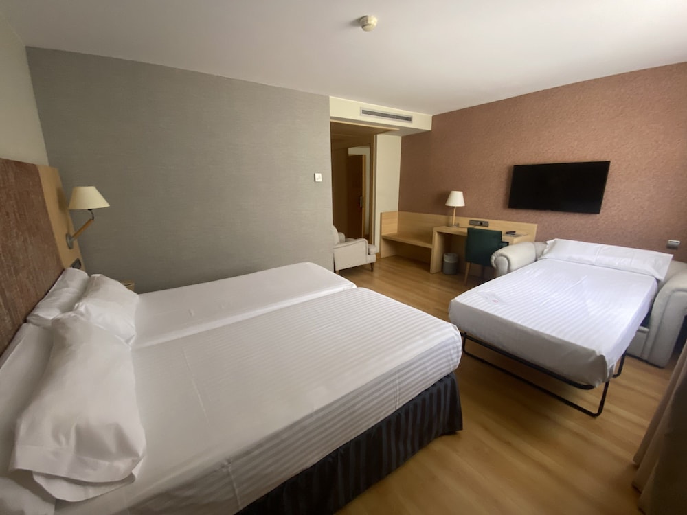ROOM, TRIPLE