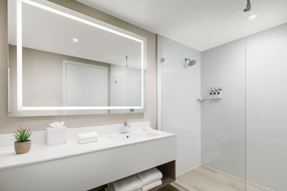 Suite, King Bed, Water View, Sofa, Balcony, The Altair Hotel Bay Harbor Miami 6/6