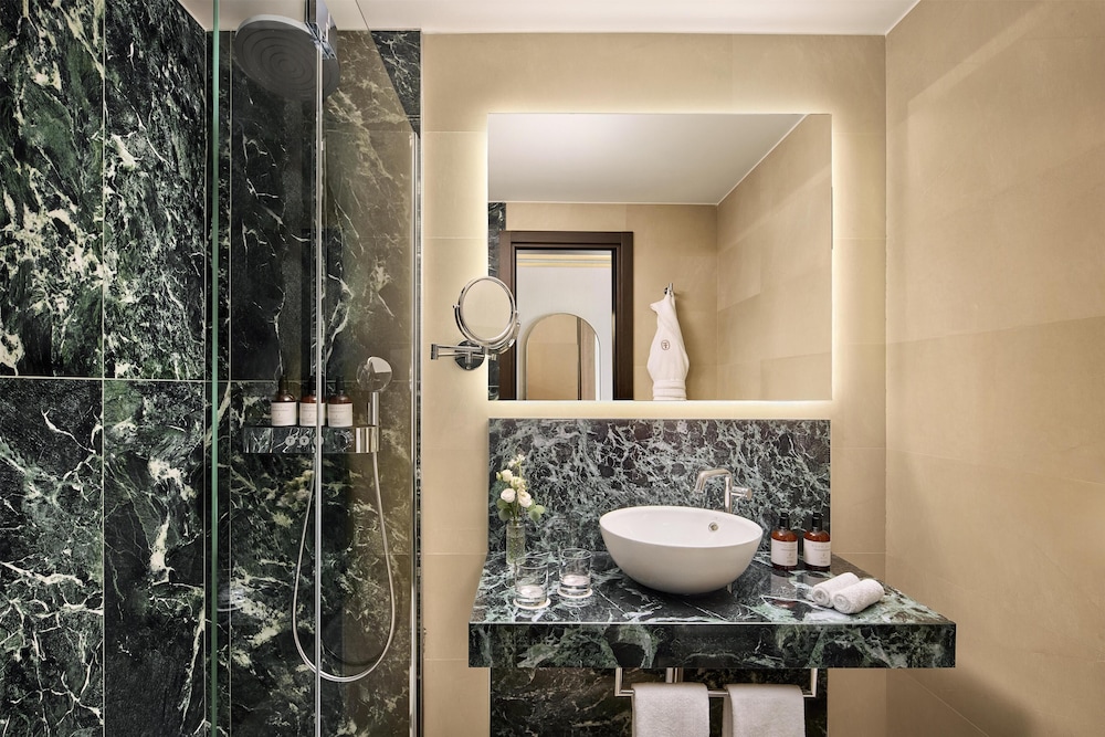 جناح عائلي بسرير كينج مع أريكة، Tivoli Milano President 6/8