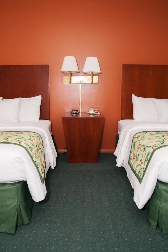 Red Carpet Inn Suites 19/23