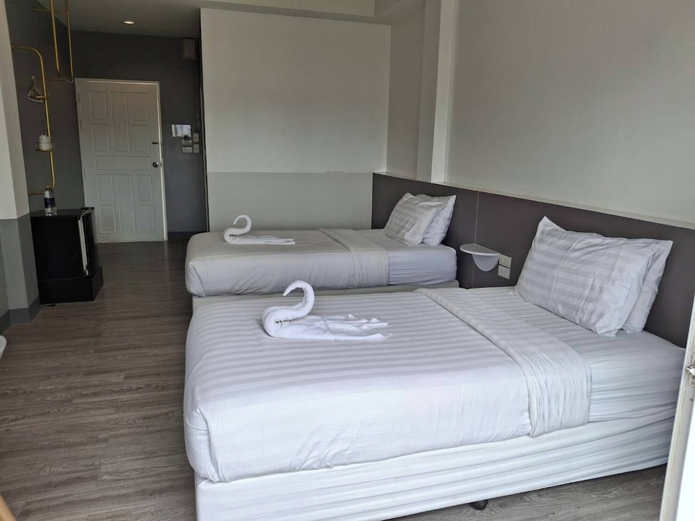 The Room Hotel 25/50