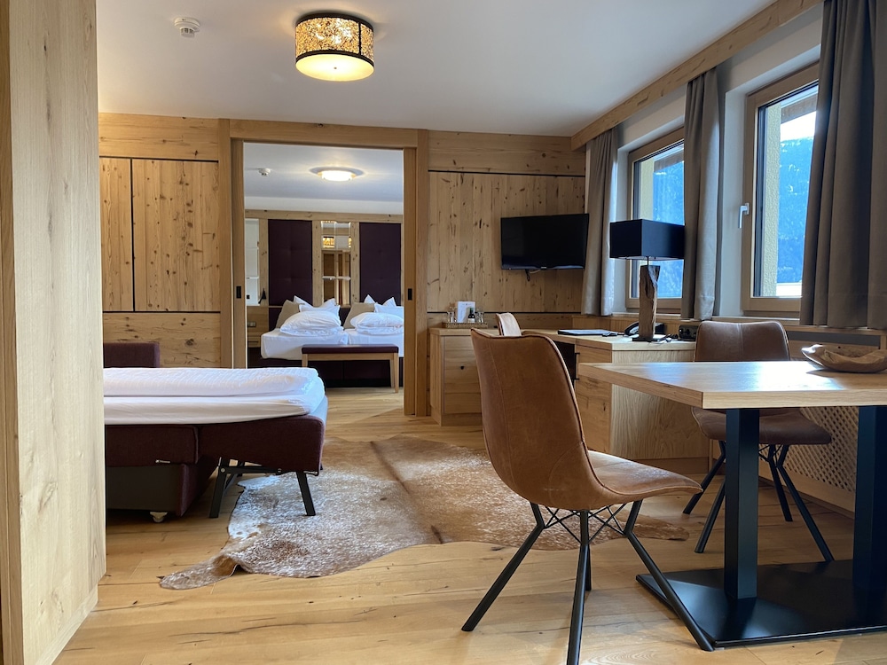 Tyrolis Hotel 43/69