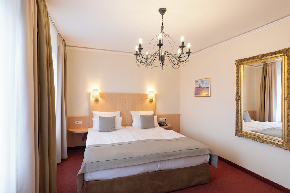 DELUXE, TWIN BEDS, SOFA