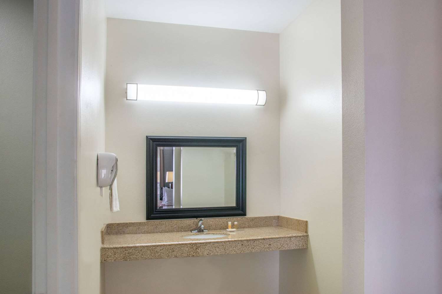 Days Inn By Wyndham Humble/Houston Intercontinental Airport 29/33