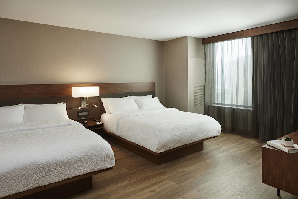 AC HOTEL CINCINNATI AT THE BANKS 13/55