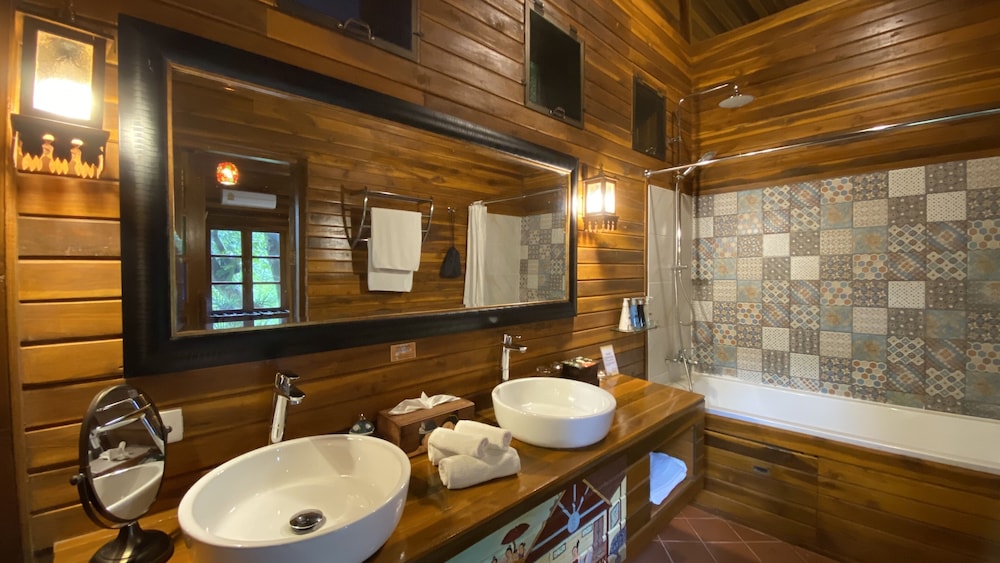 Nan Seasons Boutique Resort 77/81