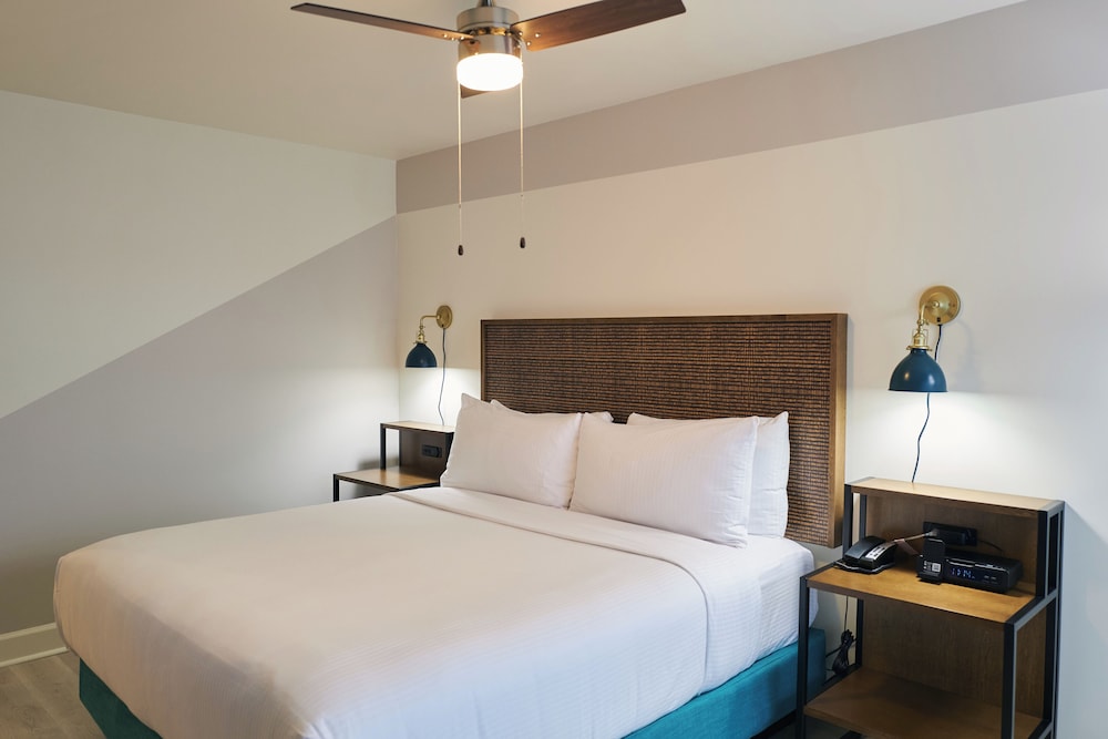 SUPERIOR, KING BED, POOL ACCESS