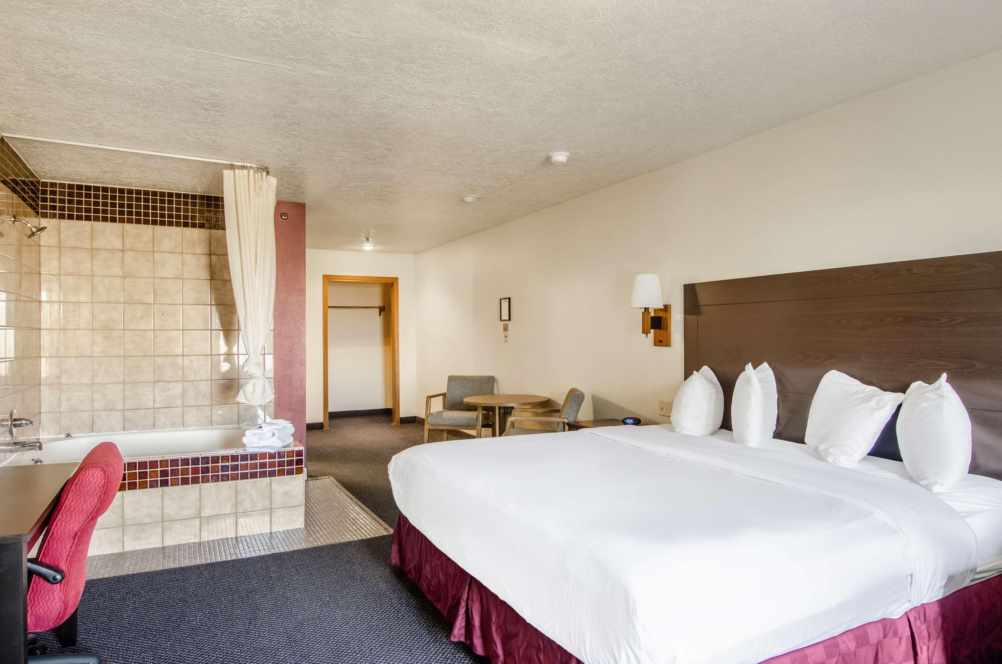 SUITE, KING BED, JETTED TUB