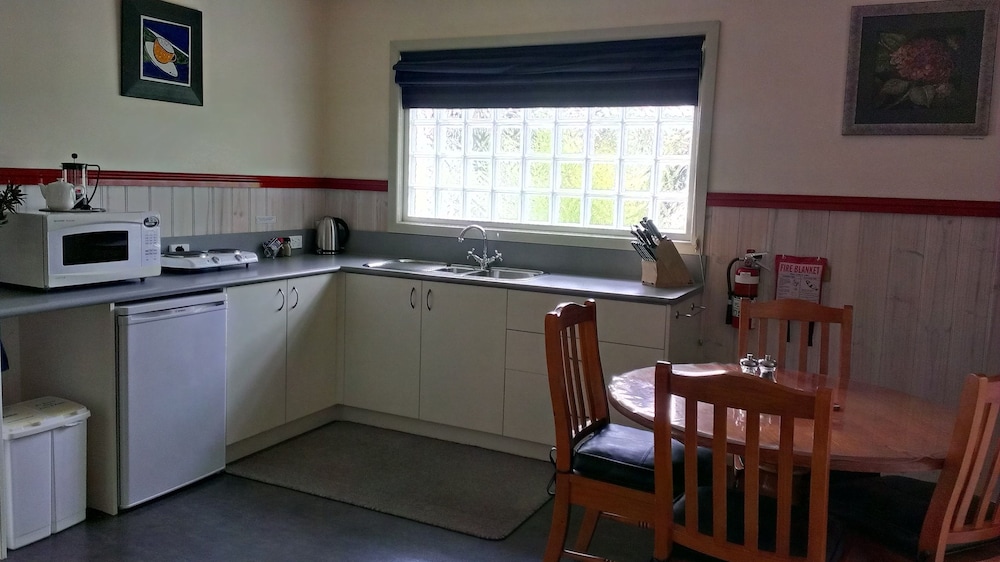 THE CRAYS ACCOMMODATION 38/46
