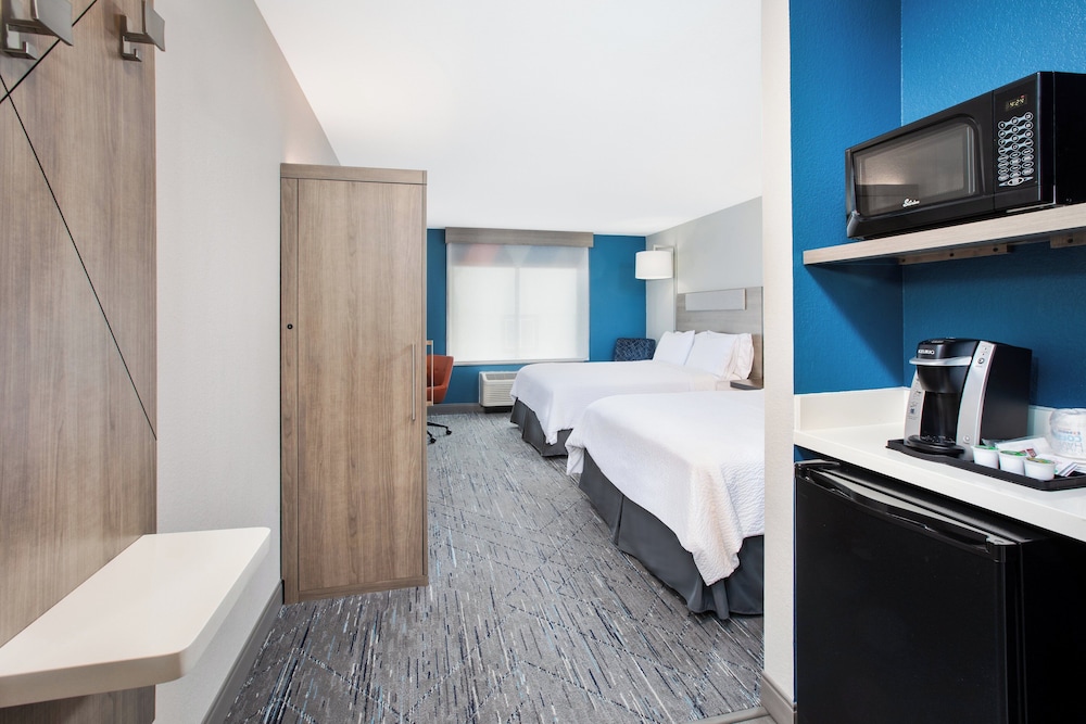غرفة قياسية بسريرين كوين، Holiday Inn Express Hotel And Suites Buffalo 4/5